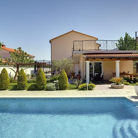 In With Private Pool Ferienhaus