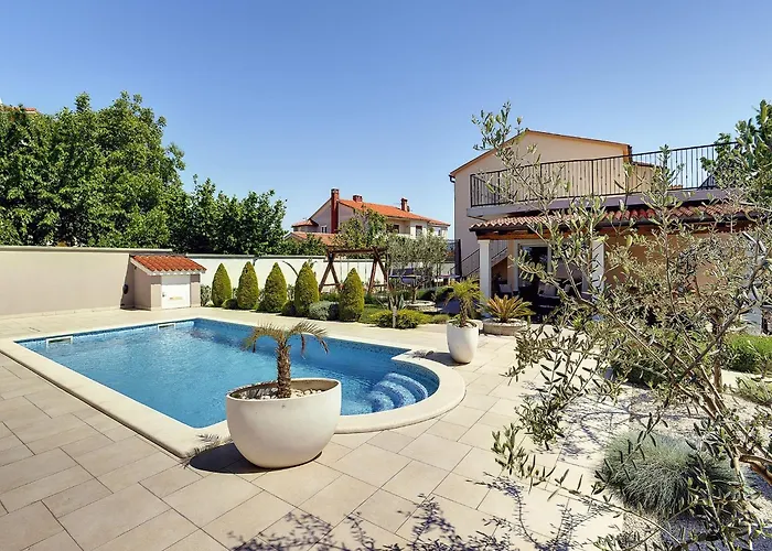 Дом отдыха In With Private Pool *